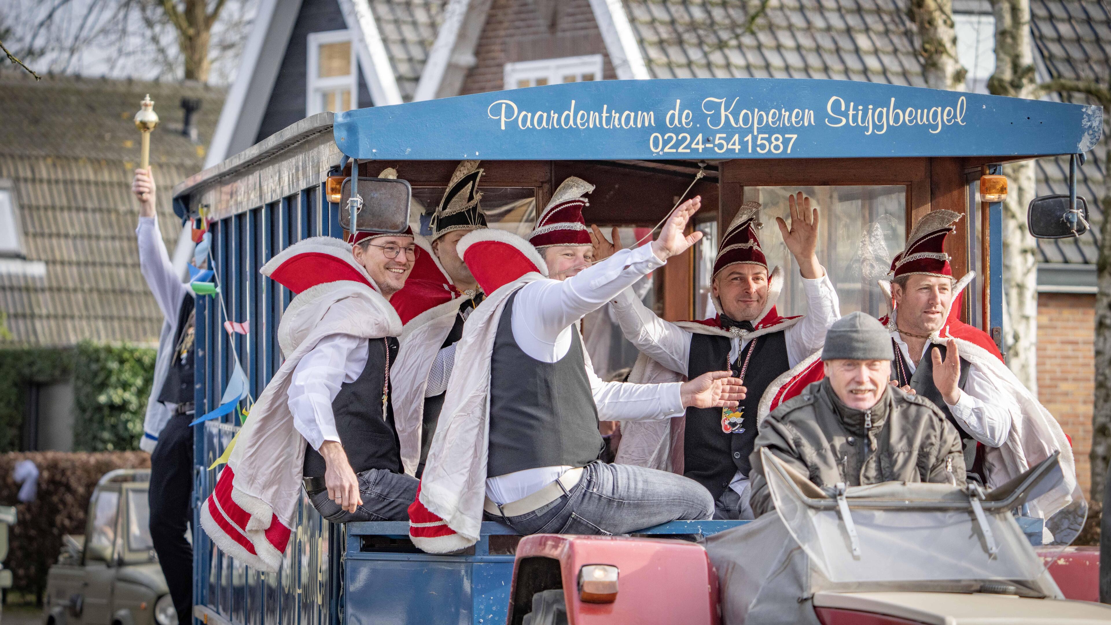 Protestantenpolonaise: ouderwets gezellig in Oude Niedorp bij viering carnaval. ’In mijn herinnering